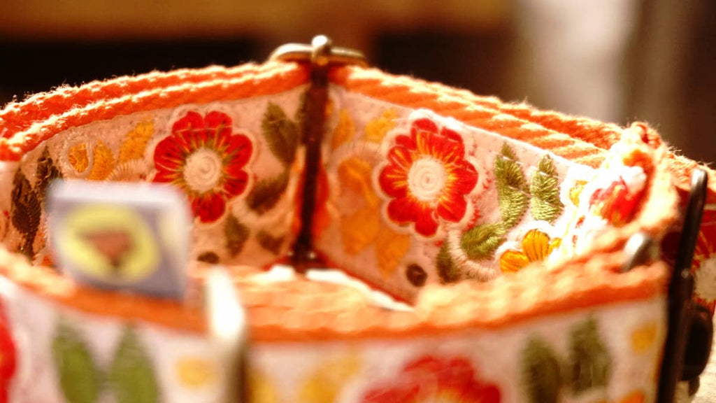 hundsfutter - Individual orange necklace with floral design. - Dog.Dog.Cat.