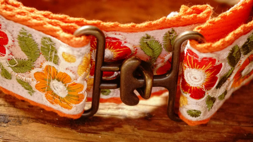 hundsfutter - Individual orange necklace with floral design. - Dog.Dog.Cat.